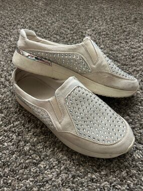 Source Unknown Cream Slip-On Rhinestone Casual Mules
